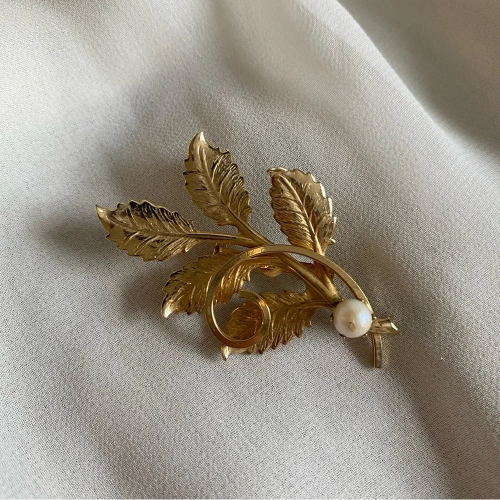 Vintage Gold‑Tone Leaf Brooch w/ Pearl Accent | Textured Pin